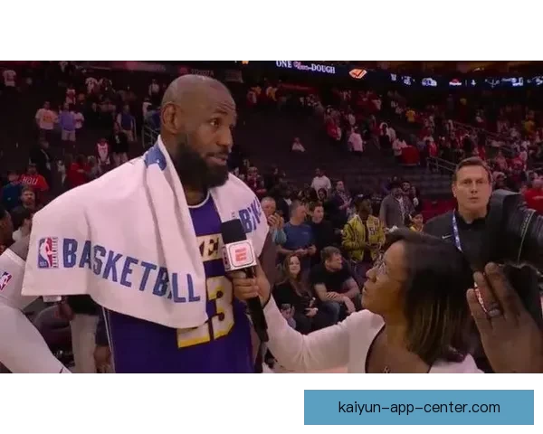 詹姆斯赛后暖心致敬ESPN女记者:原本该去冰敷但我必须回来你太棒了 詹姆斯赛后暖心致敬ESPN女记者:原本该去冰敷但我必须回来你太棒了